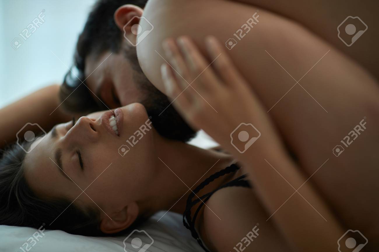 Jovem Casal Homem E Mulher Fazendo Amor Tendo Sexo Apaixonado Na Cama,  Desfrutando De Sensação Agradável, Foto Royalty Free, Gravuras, Imagens e  Banco de fotografias. Image 113488103