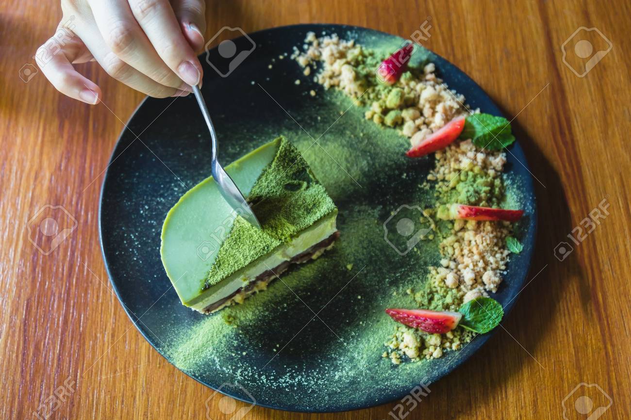 matcha green tea ice cream cake with strawberry and cookie crumble