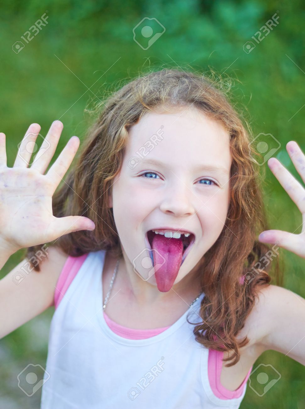 Девочка с языком. Девочки язык быстрее. Девочка с языком. Ребенок показывает язык. Девочка с высунутым языком.