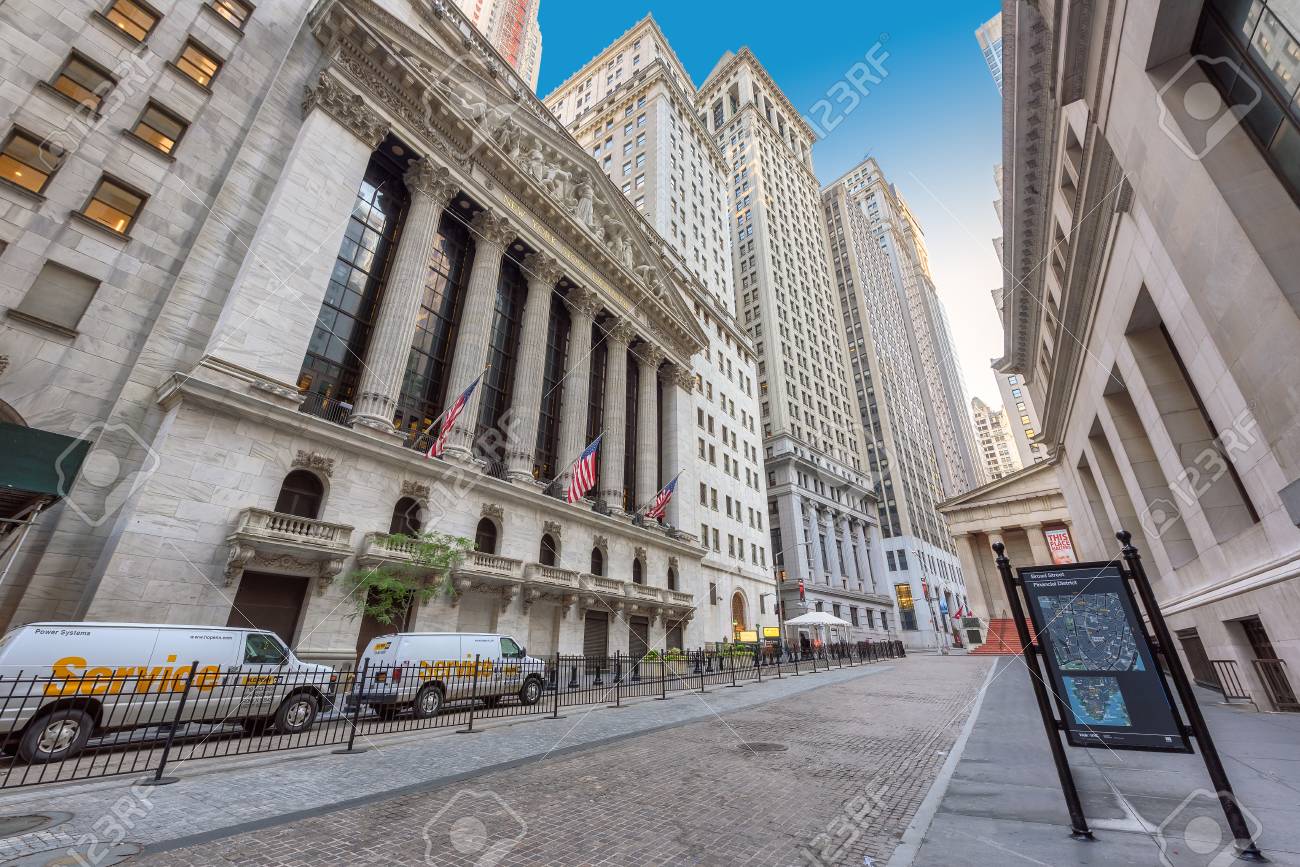 有名なウォール街のニューヨーク証券取引所の写真素材・画像素材 Image 73984202