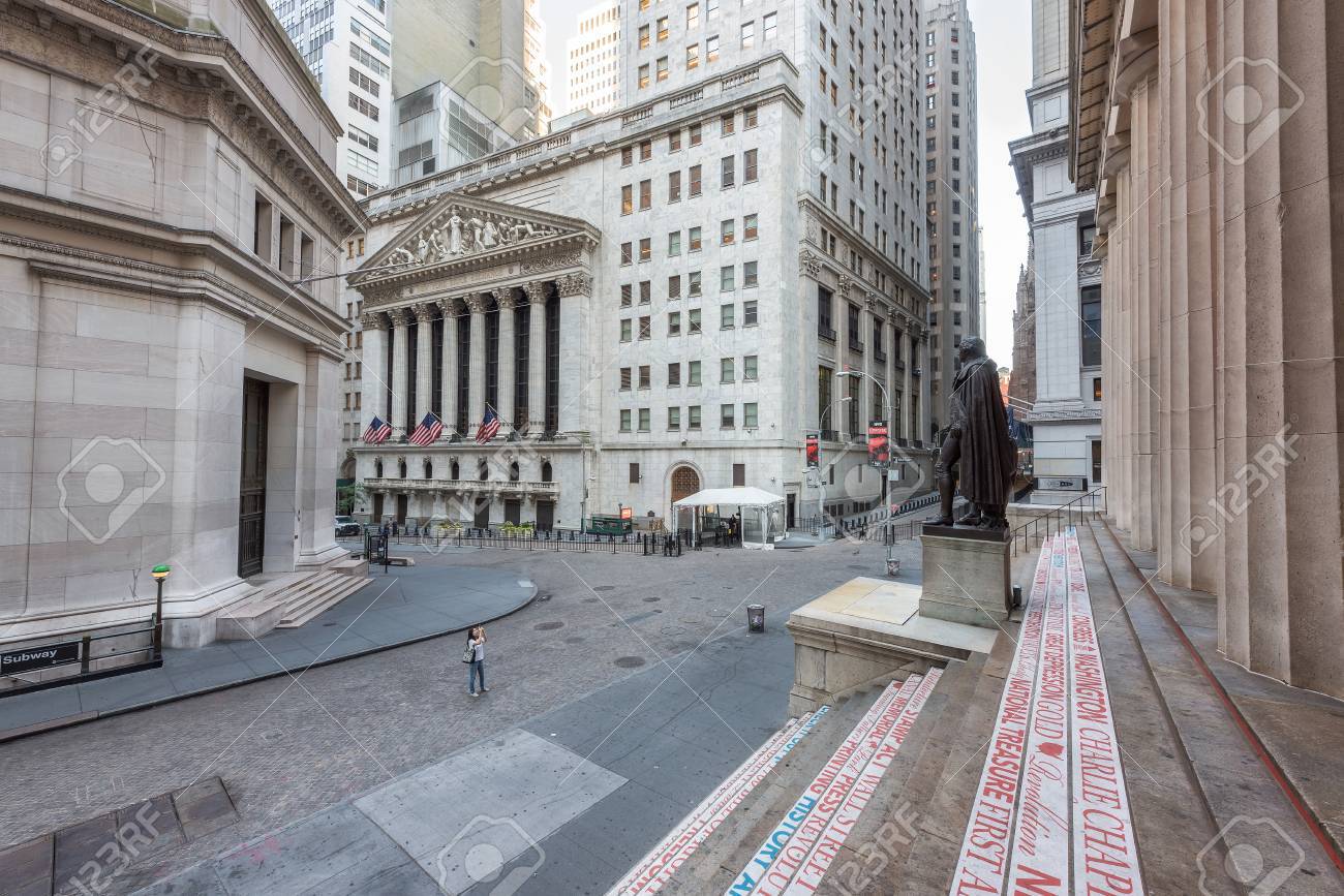 有名なウォール街やニューヨークでニューヨーク証券取引所建物。の写真素材・画像素材 Image 73984206