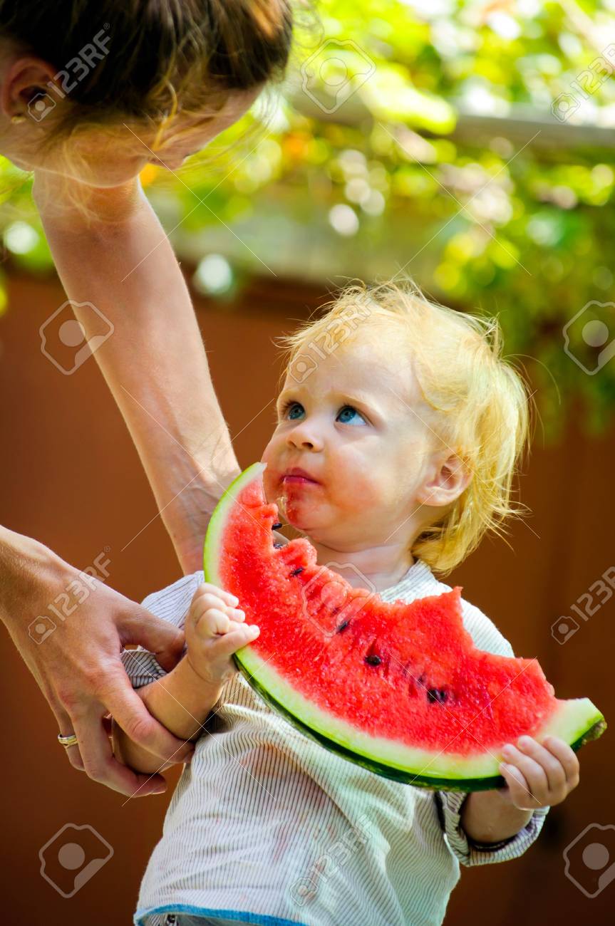 Cute Baby Baby Mit Einer Kostlichen Melone Lizenzfreie Fotos Bilder Und Stock Fotografie Image