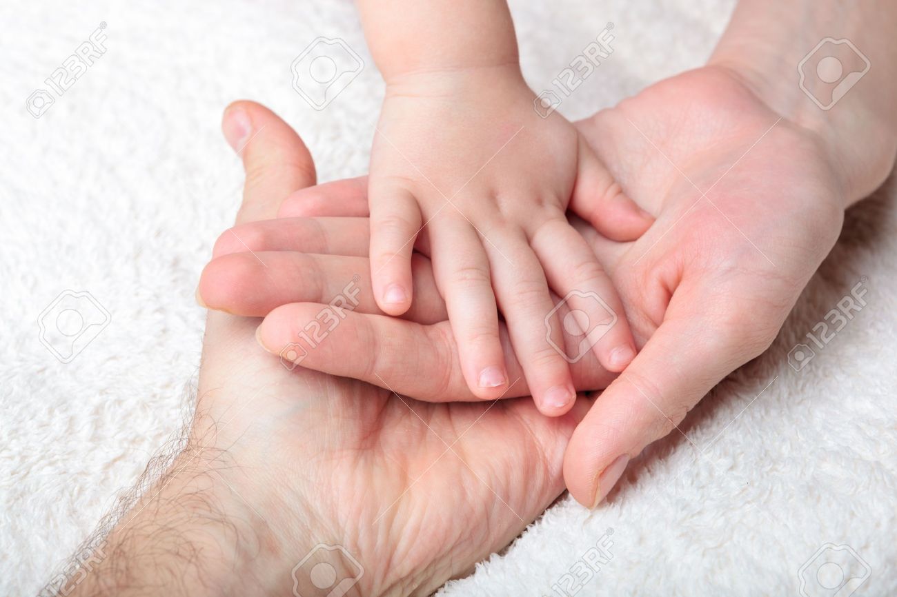 Gros Plan De La Main Bebe Dans Les Mains Mere Et Le Pere Banque D Images Et Photos Libres De Droits Image