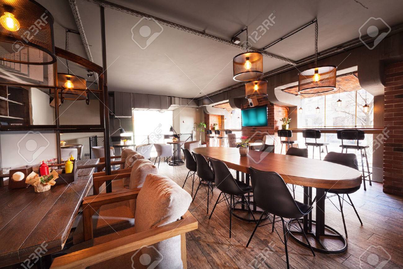 https://previews.123rf.com/images/luckyraccoon/luckyraccoon1605/luckyraccoon160500065/56870104-moderne-europ%C3%A4ische-caf%C3%A9-interieur-in-der-innenstadt-.jpg
