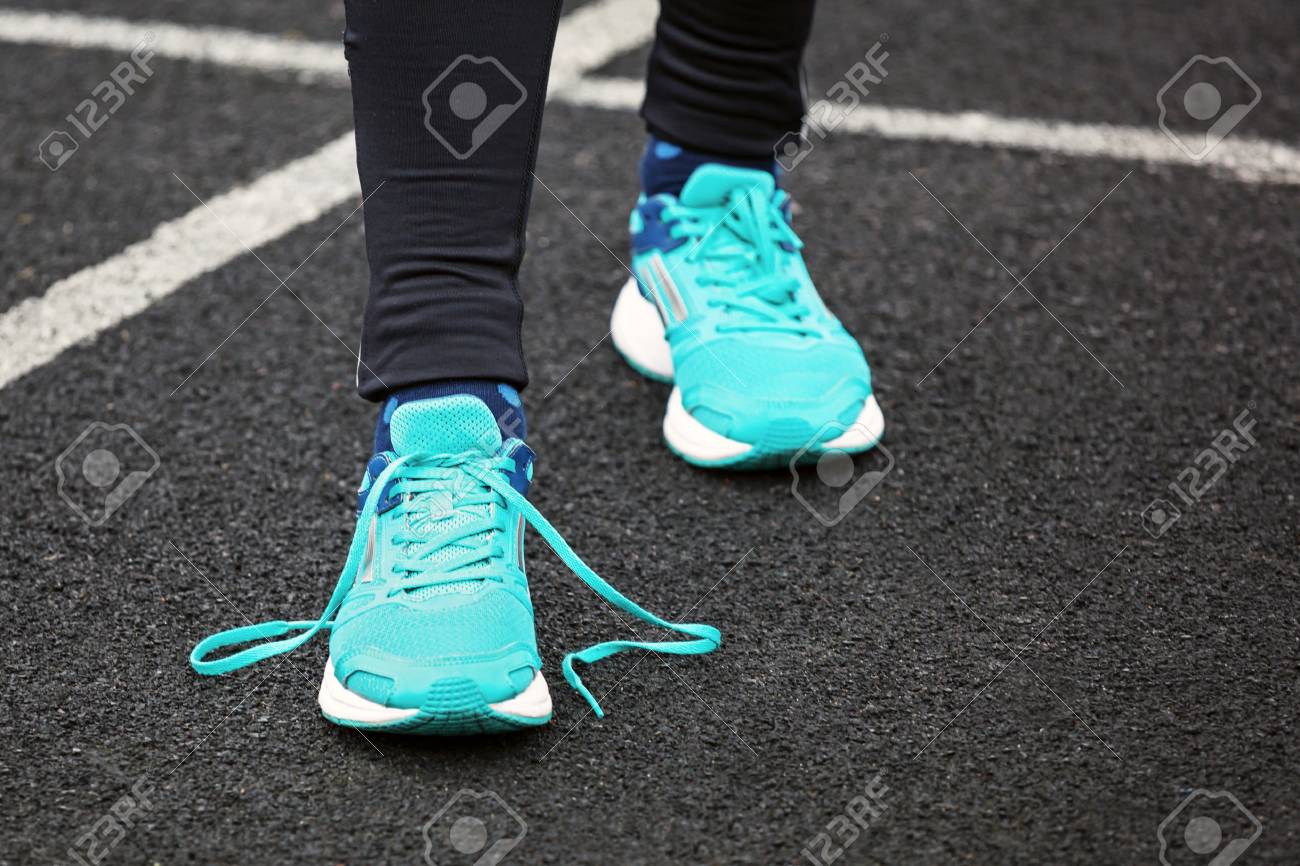 ゆるい靴ひもでランニングシューズの女性の足のクロップドショット の写真素材 画像素材 Image