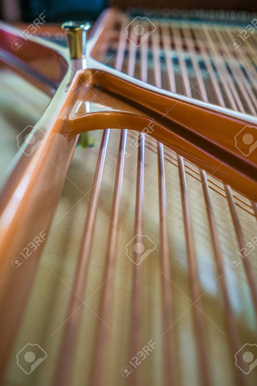 Das Innere Eines Klaviers Wo Die Saiten Zu Schaffen Schone Musik Mitschwingen Lizenzfreie Fotos Bilder Und Stock Fotografie Image 63892551
