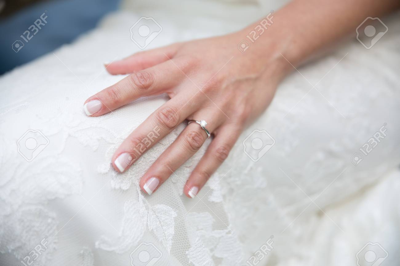 婚約指輪とウェディング ドレスの花嫁の手詳細 の写真素材 画像素材 Image 婚約指輪とウェディング ドレスの花嫁の手詳細 の写真素材 画像素材 Image
