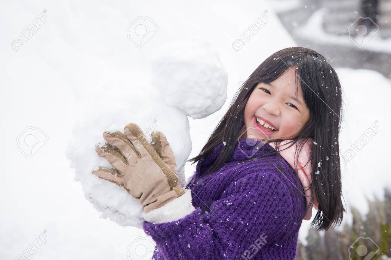 寒い冬の日に雪の中で屋外笑顔かわいいアジアの女の子 の写真素材 画像素材 Image