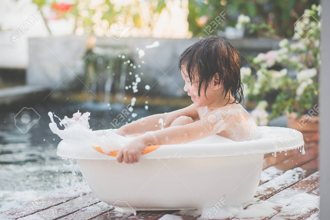 庭のお風呂かわいいアジアの子 の写真素材 画像素材 Image 6161