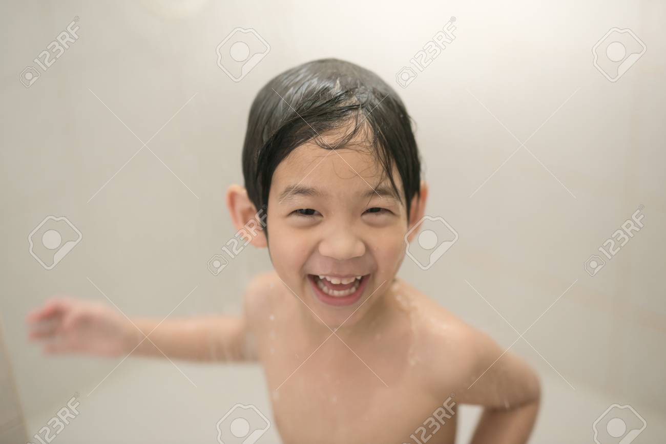 浴室のお風呂かわいいアジアの子 の写真素材 画像素材 Image 8744
