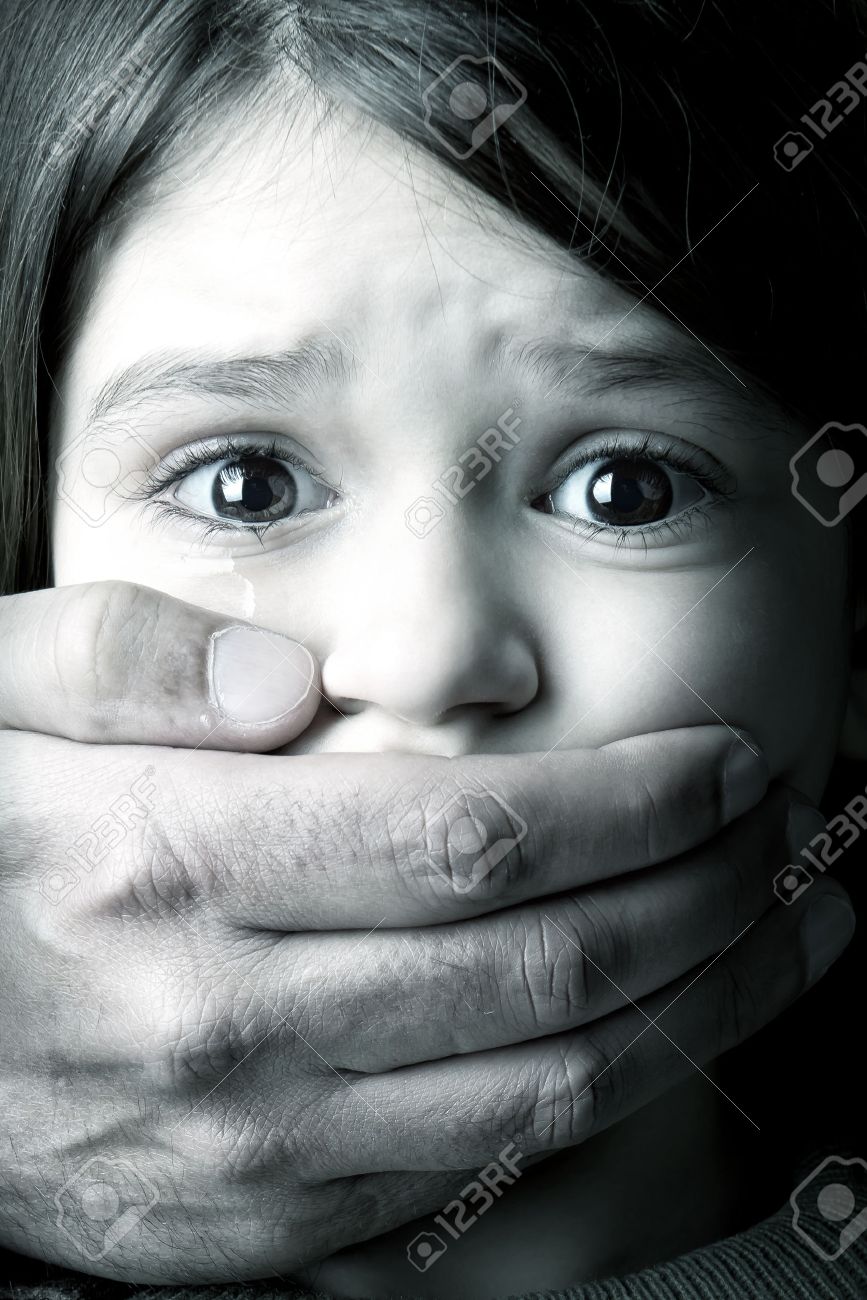 彼女の口を覆っている成人男性の手で若い女の子を怖がっています の写真素材 画像素材 Image 彼女の口を覆っている成人男性の手で若い女の子を怖がっています の写真素材 画像素材 Image