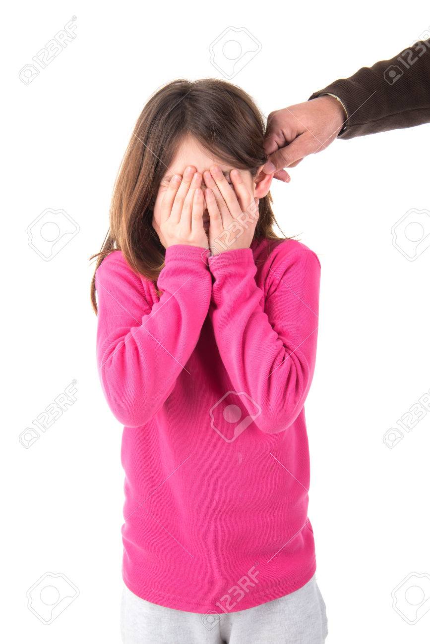 耳を引っ張ると罰されている若い女の子 の写真素材 画像素材 Image