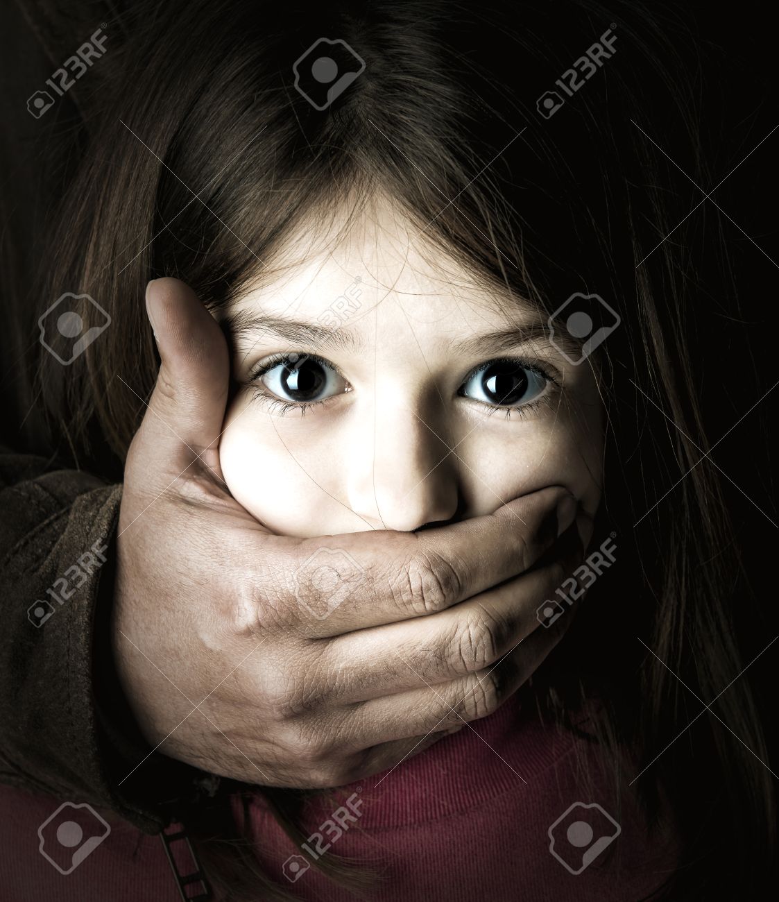 大人の男の手が彼女の口を覆っていると若い女の子が怖い の写真素材 画像素材 Image