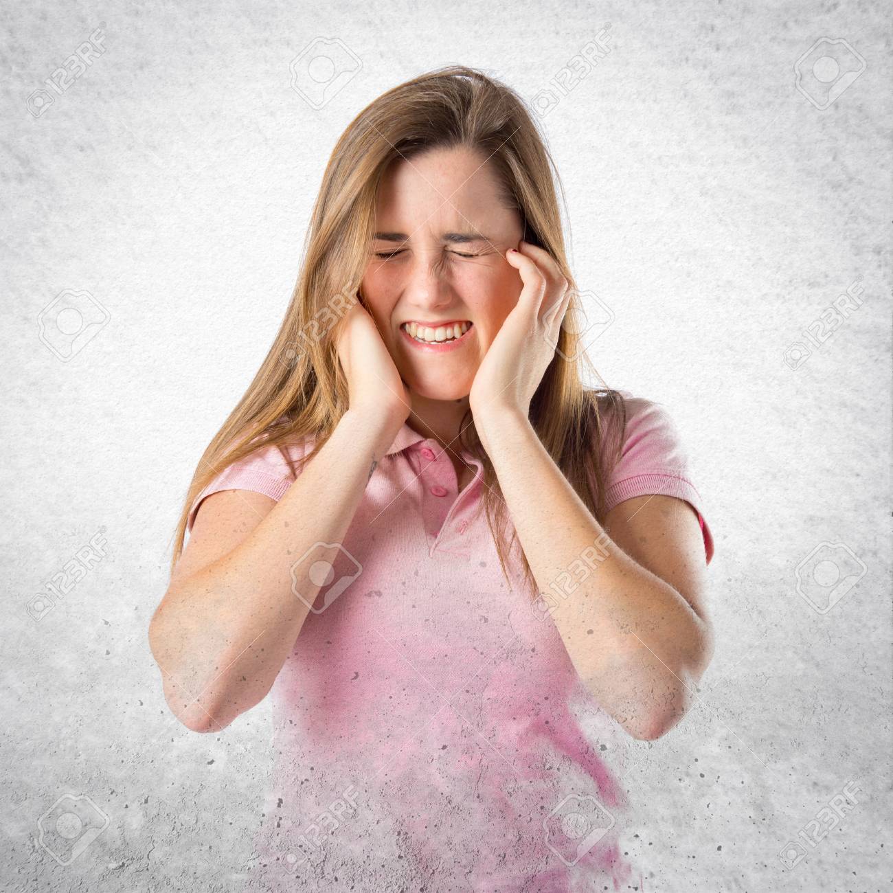 若い可愛い女性彼女の耳を覆う白い背景 の写真素材 画像素材 Image