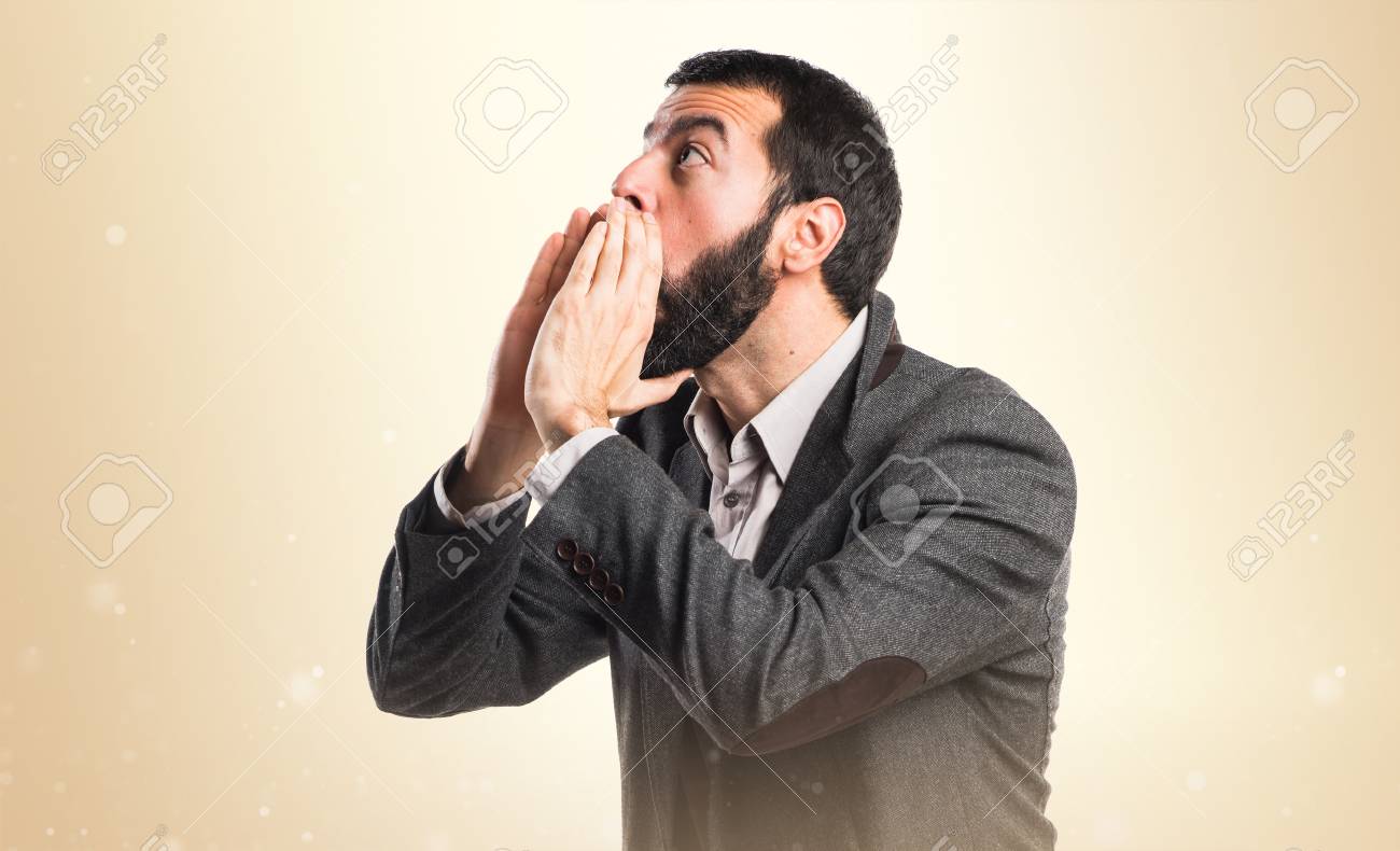 怒っている男が怒鳴っています の写真素材 画像素材 Image