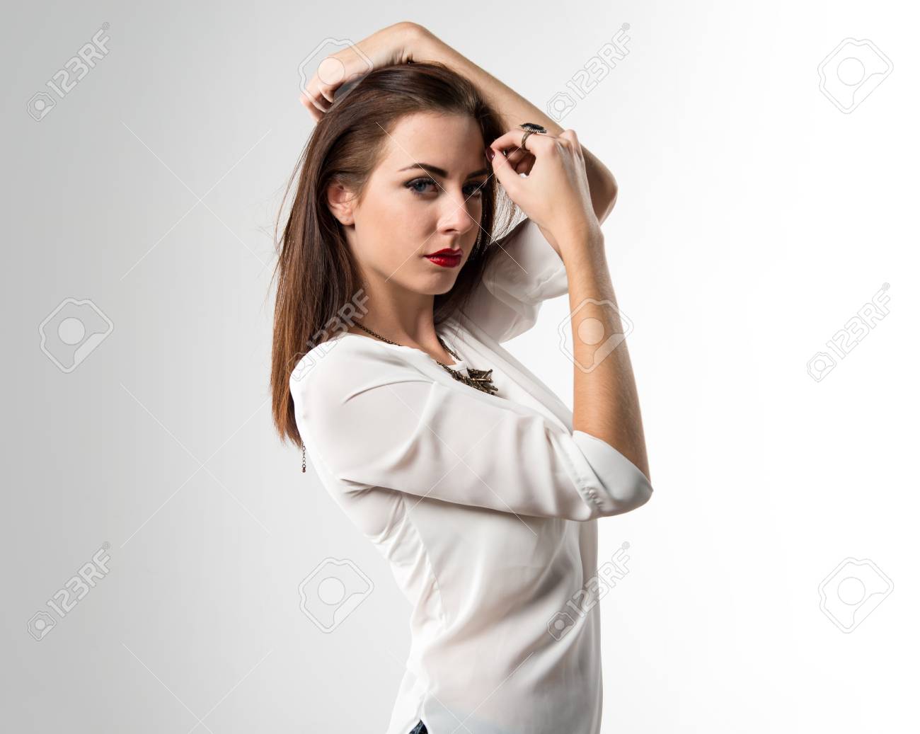 若い可愛いスタジオでポーズをとるモデルの女性 の写真素材 画像素材 Image 若い可愛いスタジオでポーズをとるモデルの女性 の写真素材 画像素材 Image
