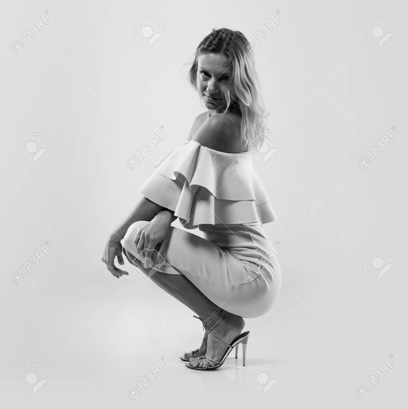 かなりモデル女性がスタジオでポーズ の写真素材 画像素材 Image