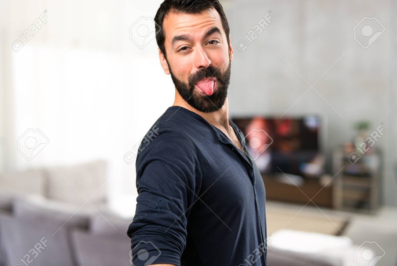 Télécharger gratuitement Images Bel Homme Avec Barbe Faire Une Blague A L Interieur De La Maison dernière par