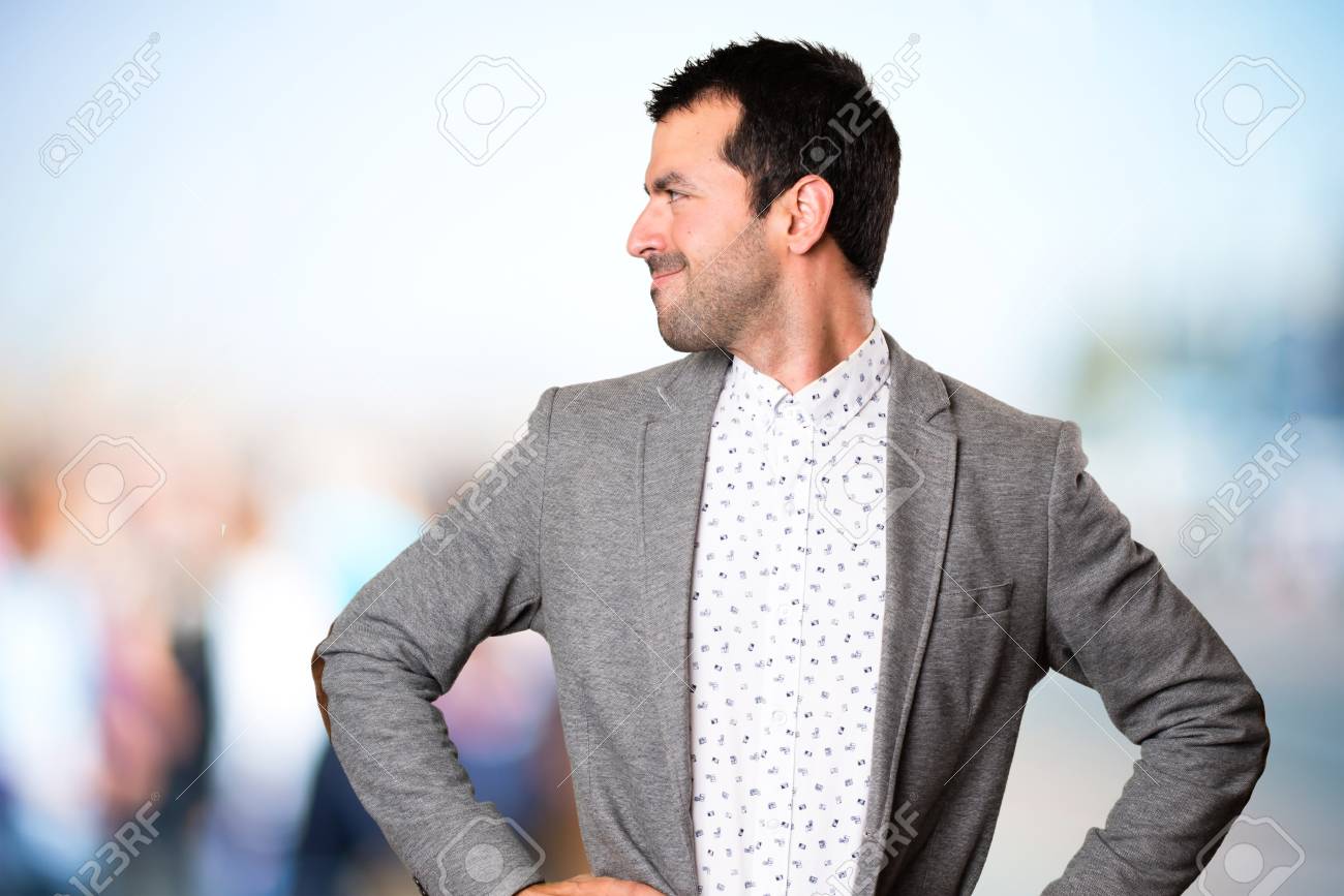 焦点を合わせていない背景に横向きに見えるハンサムな男 の写真素材 画像素材 Image