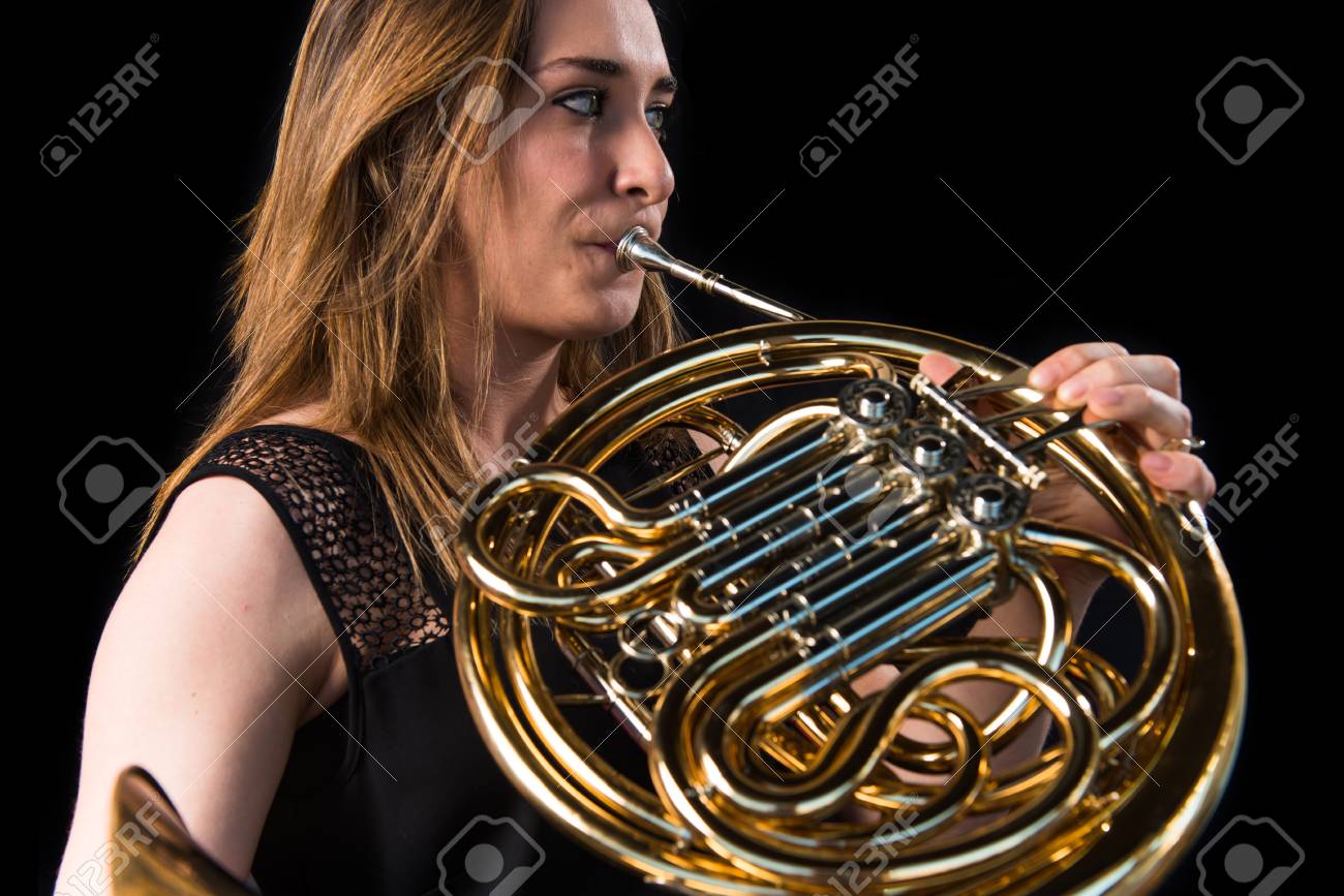 девочка играет на валторне. валторна с человеком. Adrian french horn. валторна рог. девчонка играет на тубе.