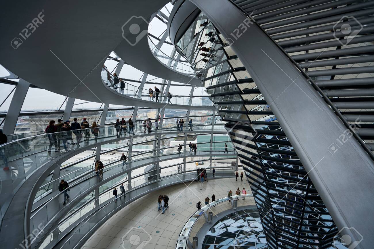 ドイツ国会議事堂ガラス構造ビルの内部の写真素材・画像素材 Image 122072038