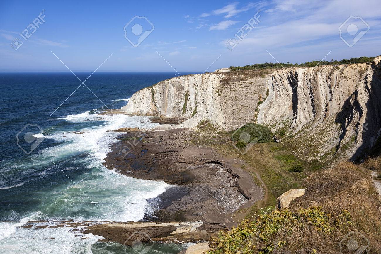 Tunelboca は Biskay スペインのビーチを固めた 迄旧アルトス オルノス デ ビスカヤ鋼工場の廃棄物によって形成された海岸の堆積物産業の 7 M 層で 近年 Eraage の写真素材 画像素材 Image 67102922