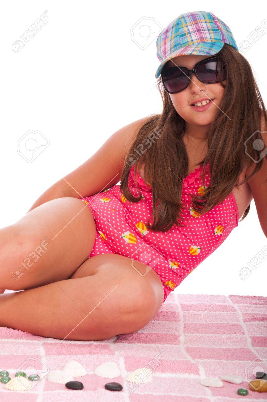 archivio fotografico bella ragazza bruna adolescente in costume da bagno in spiaggia indossa occhiali da sole impostazione di studio con asciugamano e