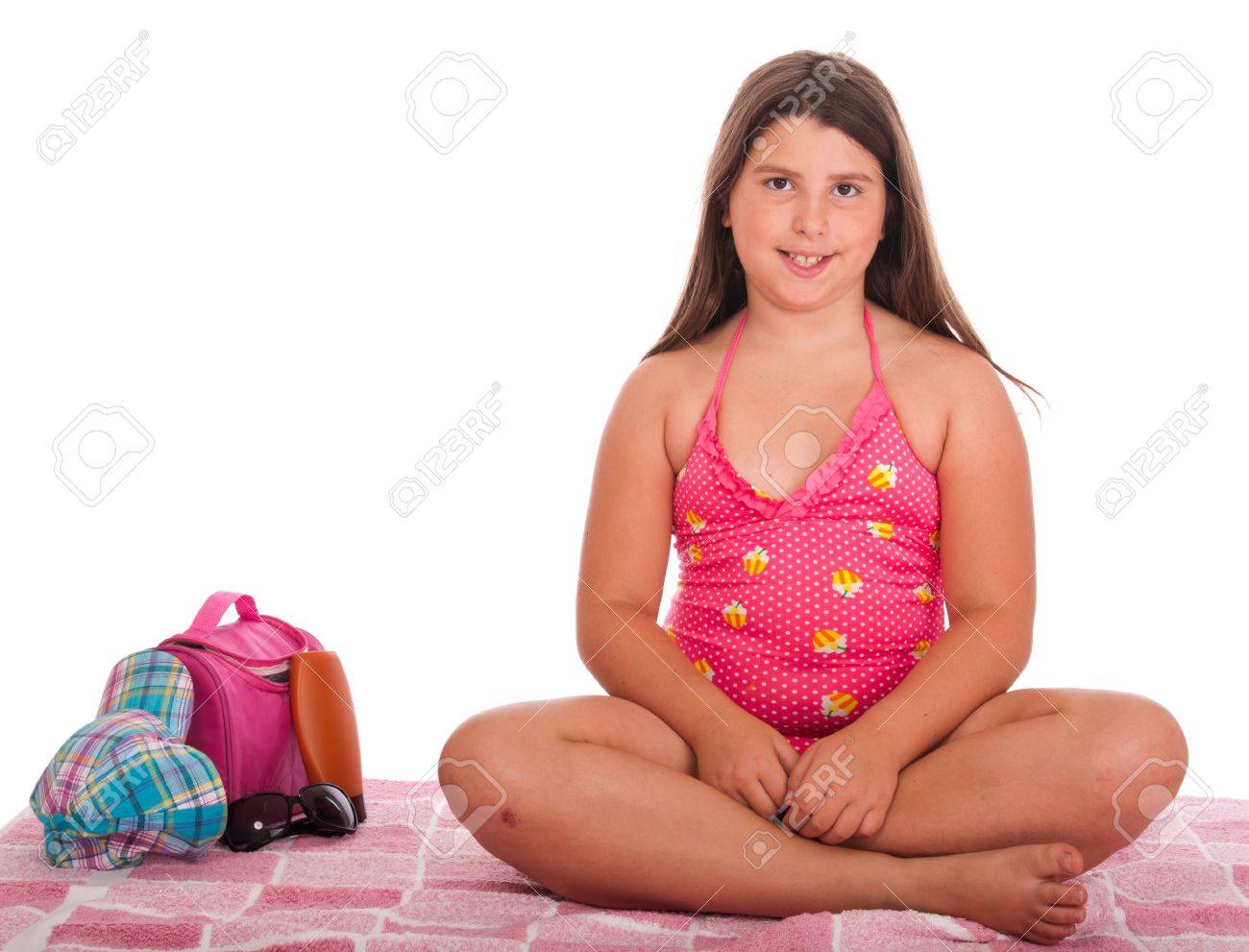 archivio fotografico bella ragazza bruna adolescente in costume da bagno sulla spiaggia impostazione di studio con la borsa pac asciugamano