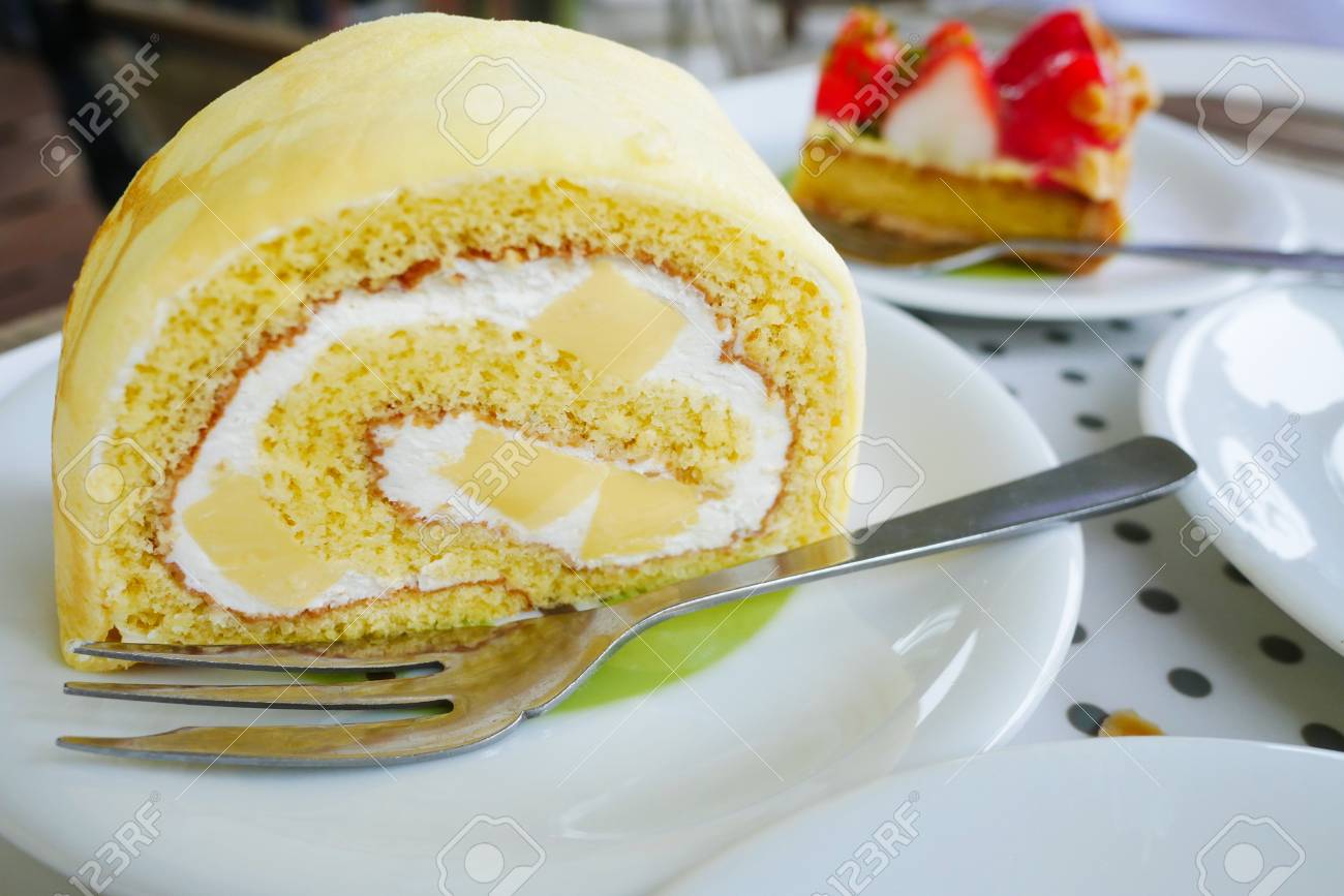 白い板の背景で内部プディングと日本ロール ケーキを閉じます 人気の好きな日本の甘いデザート の写真素材 画像素材 Image