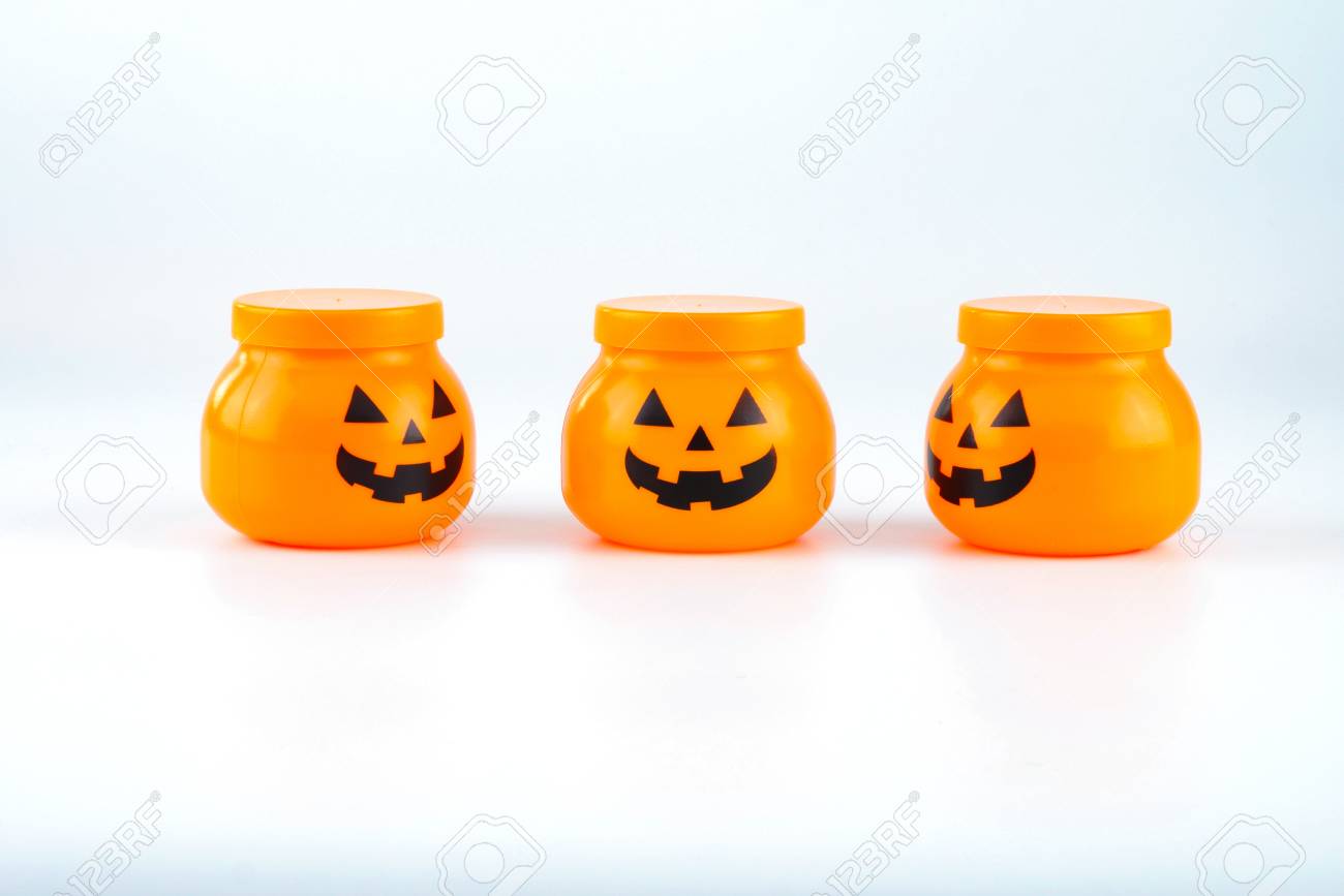Tres juguetes de plástico jack o linterna de calabaza para la decoración de halloween aislado sobre fondo blanco Tres juguetes de plástico jack o linterna de calabaza para la decoración de halloween aislado sobre fondo blanco