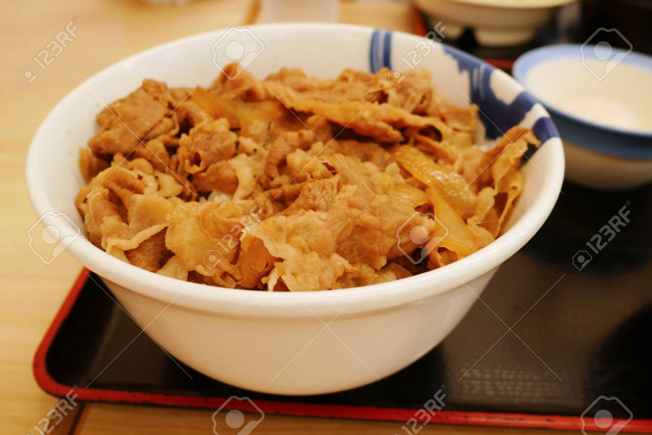 牛丼親子丼牛肉 タマネギと甘いソースを閉じます 日本の 24 時間レストランで人気の和食メニュー の写真素材 画像素材 Image