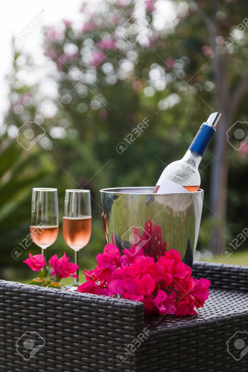 Glaser Wein Mit Rose Weinflasche Mit Garten Hintergrund Lizenzfreie Fotos Bilder Und Stock Fotografie Image 82548082