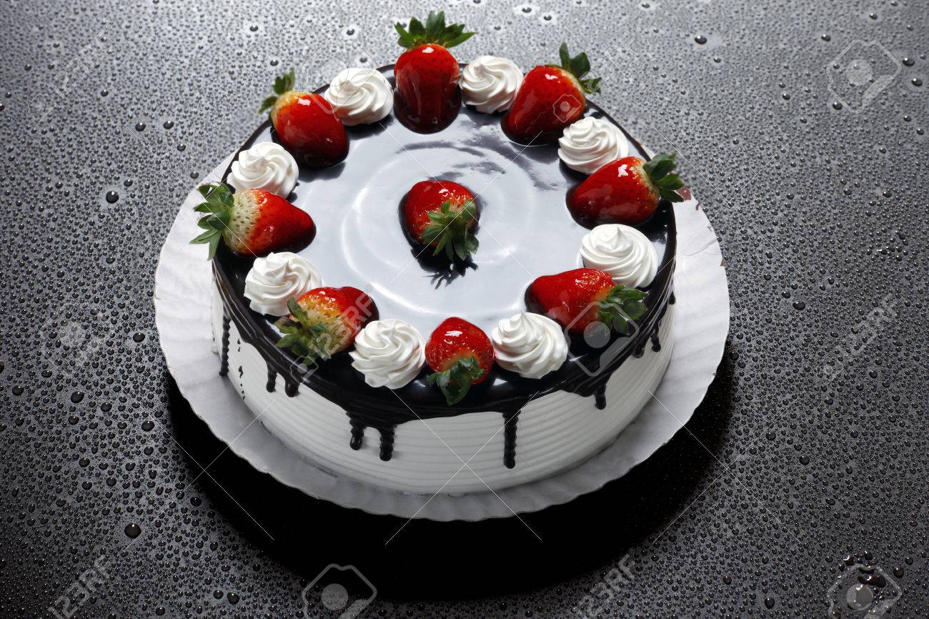 Gateau D Anniversaire Aux Fraises Avec Creme Fouettee Et Chocolat Banque D Images Et Photos Libres De Droits Image