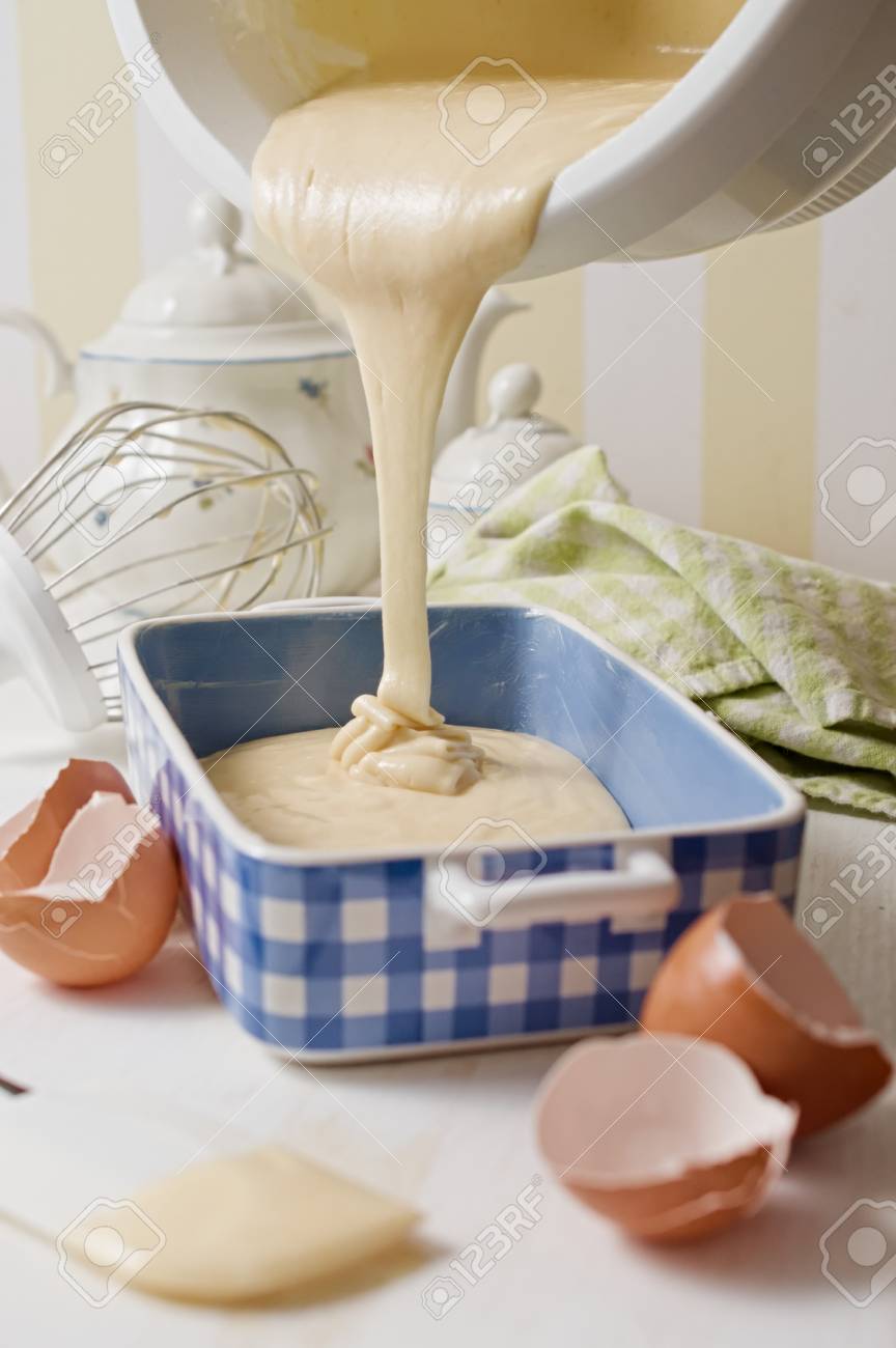 Concept De Cuisson A Domicile Pate A Gateau Eponge Maison Yaourt Regime Alimentaire Verse Dans Un Plat En Ceramique Bleu Dans Un Cadre Rustique Banque D Images Et Photos Libres De Droits Image