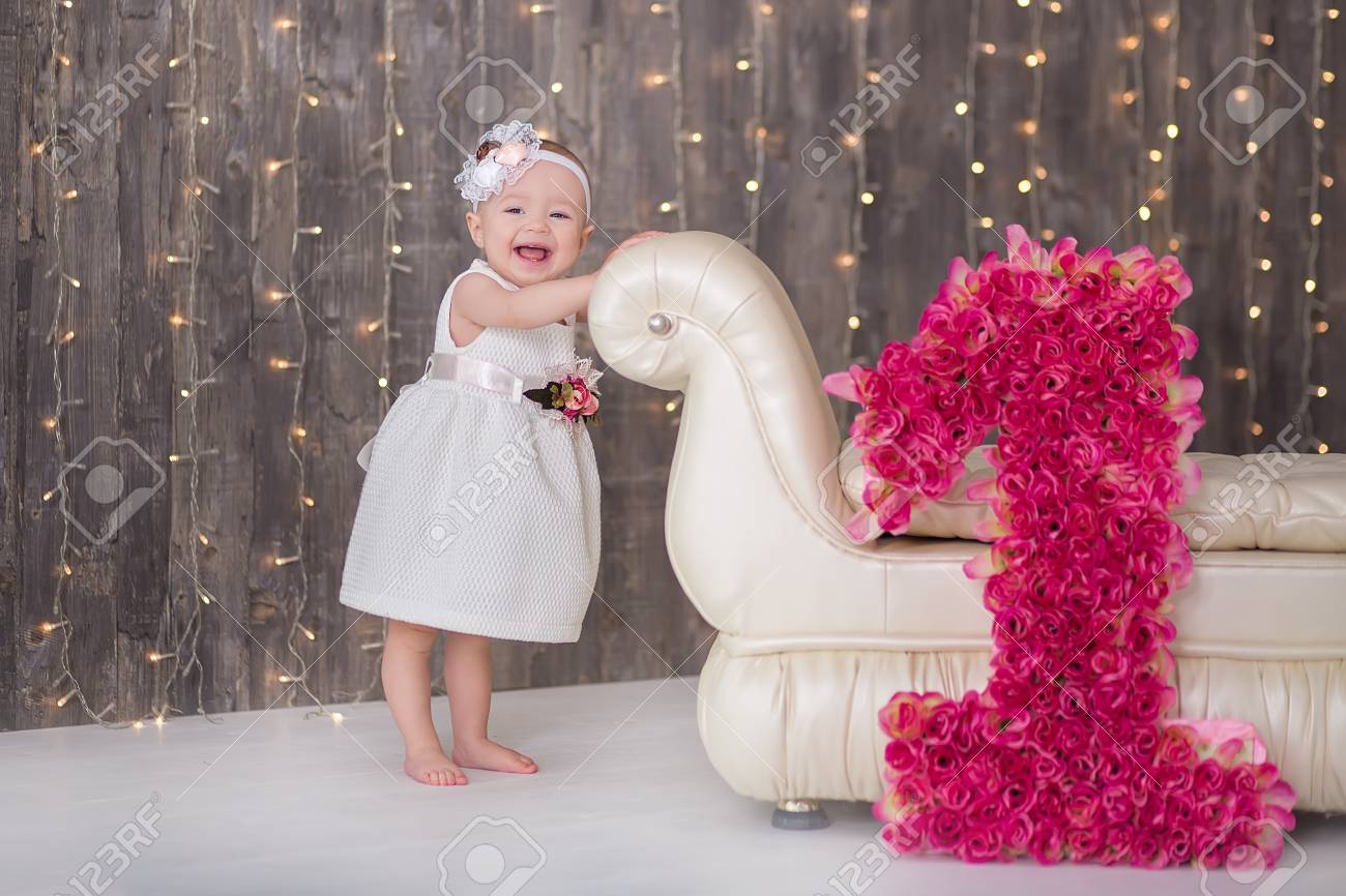 Mignonne Petite Fille 1 2 Ans Assis Sur Le Sol Avec Des Ballons Roses Dans La Chambre Au Blanc Isole Fete D Anniversaire Fete Joyeux Anniversaire Bebe Petite Fille Avec Ballon De Groupe Salle Mignonne Petite Fille 1 2 Ans Assis Sur Le Sol Avec Des Ballons Roses Dans La Chambre Au Blanc Isole Fete D Anniversaire Fete Joyeux Anniversaire Bebe Petite Fille Avec Ballon De Groupe Salle