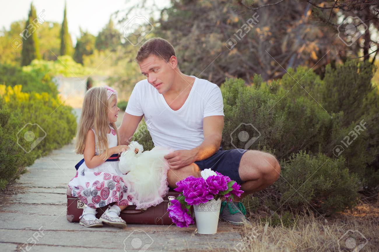Familia Escena Guapo Papa Joven Padre Posando Jugando Con Su Hija Bebe En El Bosque Del Parque Central Verano Prado Felices Vacaciones Tiempo Vacaciones Viajes Fotos Retratos Imagenes Y Fotografia De Archivo