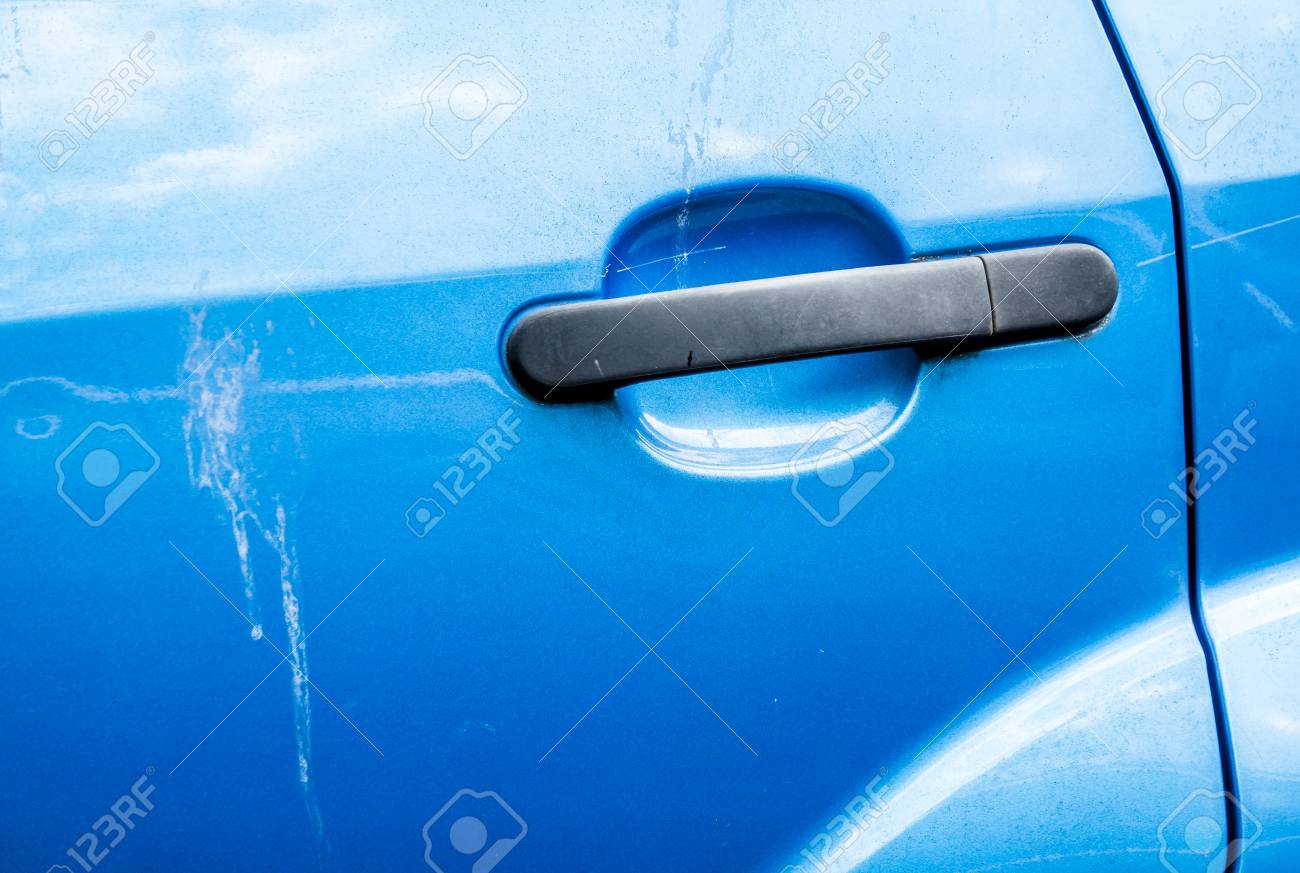 鳥糞と青い車ドア ハンドル傷車の塗り の写真素材 画像素材 Image 鳥糞と青い車ドア ハンドル傷車の塗り の写真素材 画像素材 Image