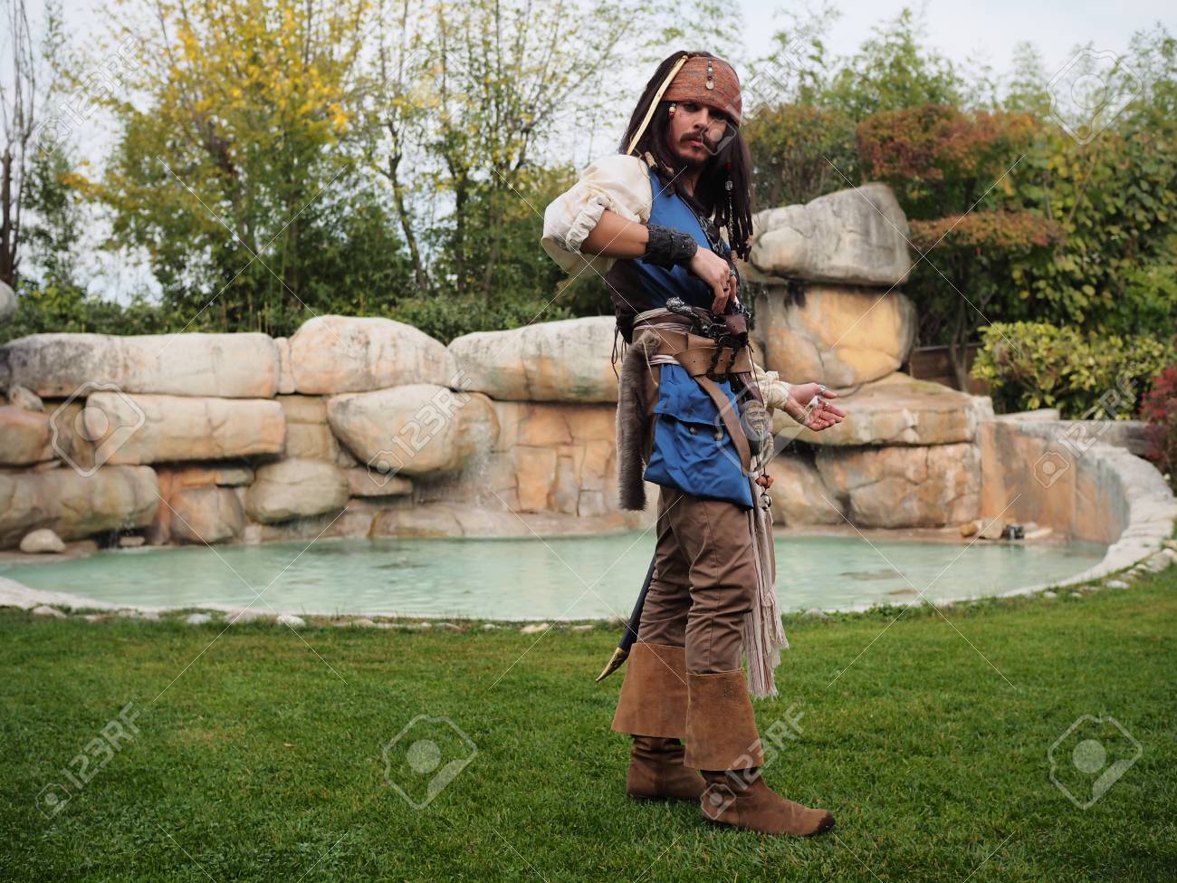 Brusaporto 10 月 28 日 Expophododay で非公式コスプレ会議でカリブ海映画フランチャイズの海賊から 17 年 10 月 28 日イタリア Brusaporto の正体不明の男ジャック スパロウとしてポーズ の写真素材 画像素材 Image