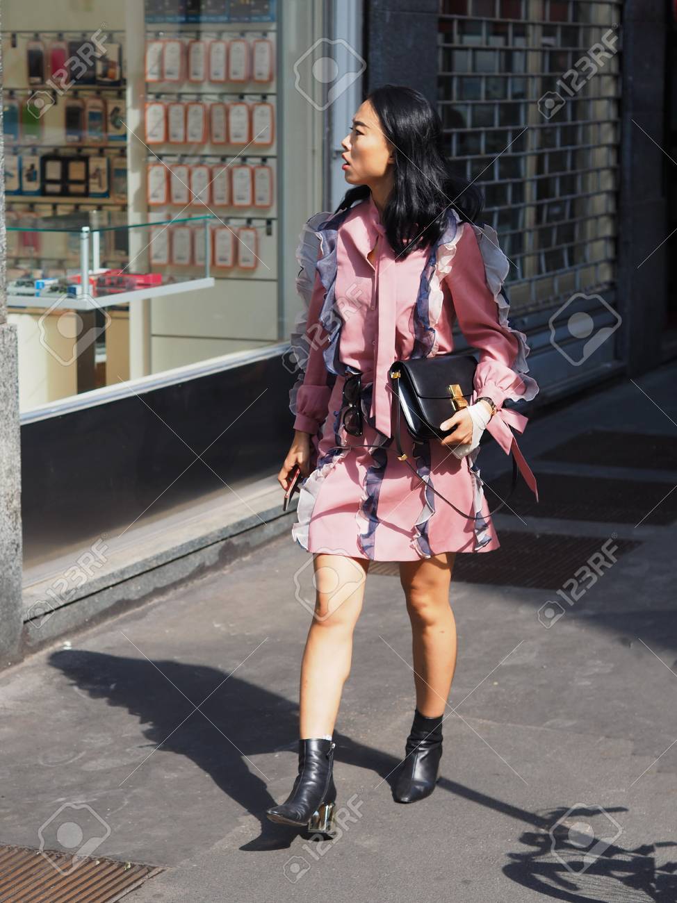 ミラノ 9月22日 17年9月22日にミラノで開催されたミラノファッションウィーク春夏18の間 アントニオ マラスのファッションショーの後 通りで写真家のためにポーズをとるファッショナブルな女性 の写真素材 画像素材 Image ミラノ 9月22日 17年9月22日にミラノで開催されたミラノファッションウィーク春夏18の間 アントニオ マラスのファッションショーの後 通りで写真家のためにポーズをとるファッショナブルな女性 の写真素材 画像素材 Image