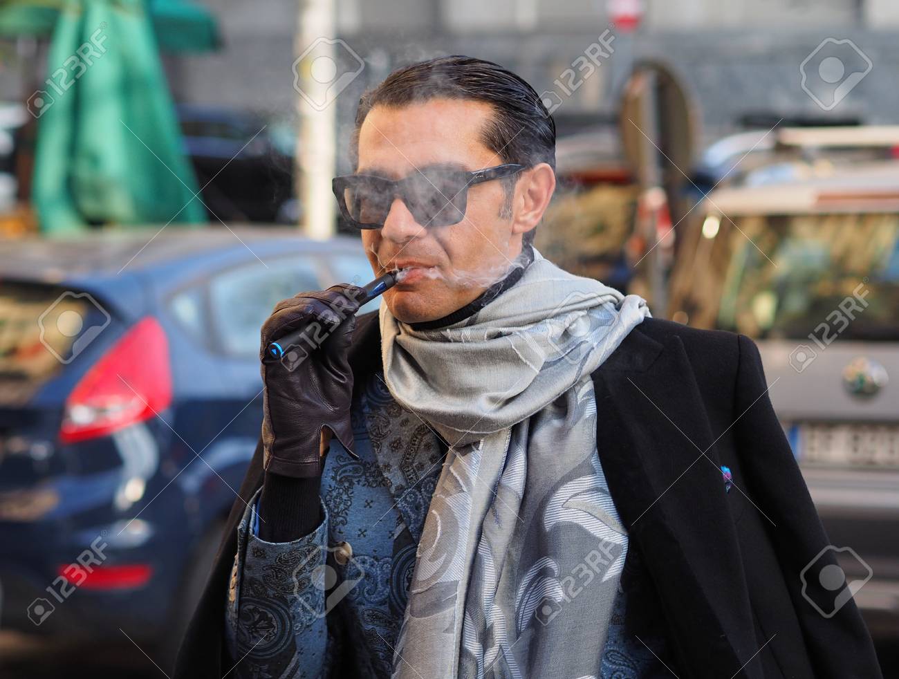 Soviético atraer Altitud MILAN - 14 DE ENERO: Hombre Elegante Que Fuma El Tubo Antes Del Desfile De Modas De DAKS, Durante La Caída / El Invierno 2018/19 De Milan Fashion Week Man El 14 Soviético atraer Altitud MILAN - 14 DE ENERO: Hombre Elegante Que Fuma El Tubo Antes Del Desfile De Modas De DAKS, Durante La Caída / El Invierno 2018/19 De Milan Fashion Week Man El 14