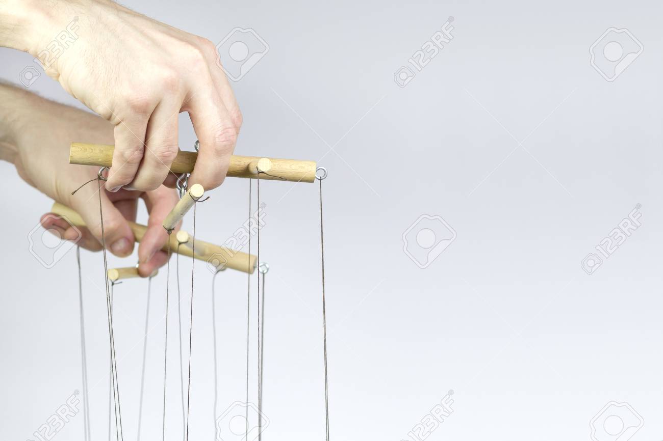 64170599-dos-manos-de-la-gesti%C3%B3n-de-los-hilos-de-una-marioneta-