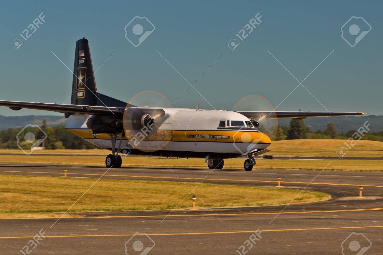 ヒルズボロ オレゴン 8 月 4日 2012 年 8 月 4 日にヒルズボロ オレゴン州ヒルズボロ空港でオレゴン州の航空ショーで米国軍黄金騎士パラシュート チーム タクシーの C 31 A 水上 の写真素材 画像素材 Image 14739991
