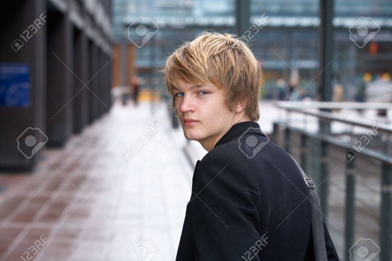 10 代の少年の市で彼の肩越しに振り返ってみる の写真素材 画像素材 Image 10 代の少年の市で彼の肩越しに振り返ってみる の写真素材 画像素材 Image