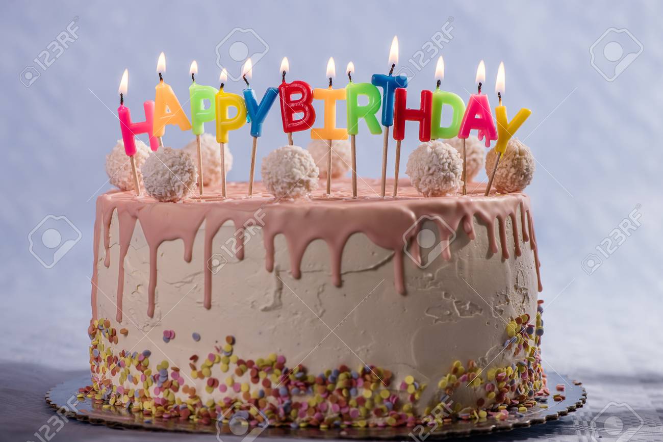 Zundete Alles Gute Zum Geburtstag Kerzen Oben Auf Rosa Geburtstagstorte Lizenzfreie Fotos Bilder Und Stock Fotografie Image 97053308