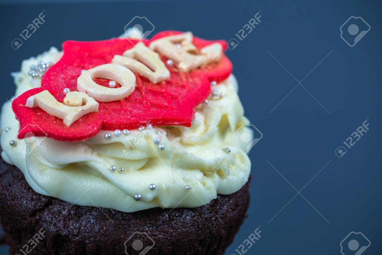 Cupcakes Pour La Saint Valentin Cupcake D Anniversaire Gateaux Avec Un Coeur Banque D Images Et Photos Libres De Droits Image Cupcakes Pour La Saint Valentin Cupcake D Anniversaire Gateaux Avec Un Coeur Banque D Images Et Photos Libres De Droits Image