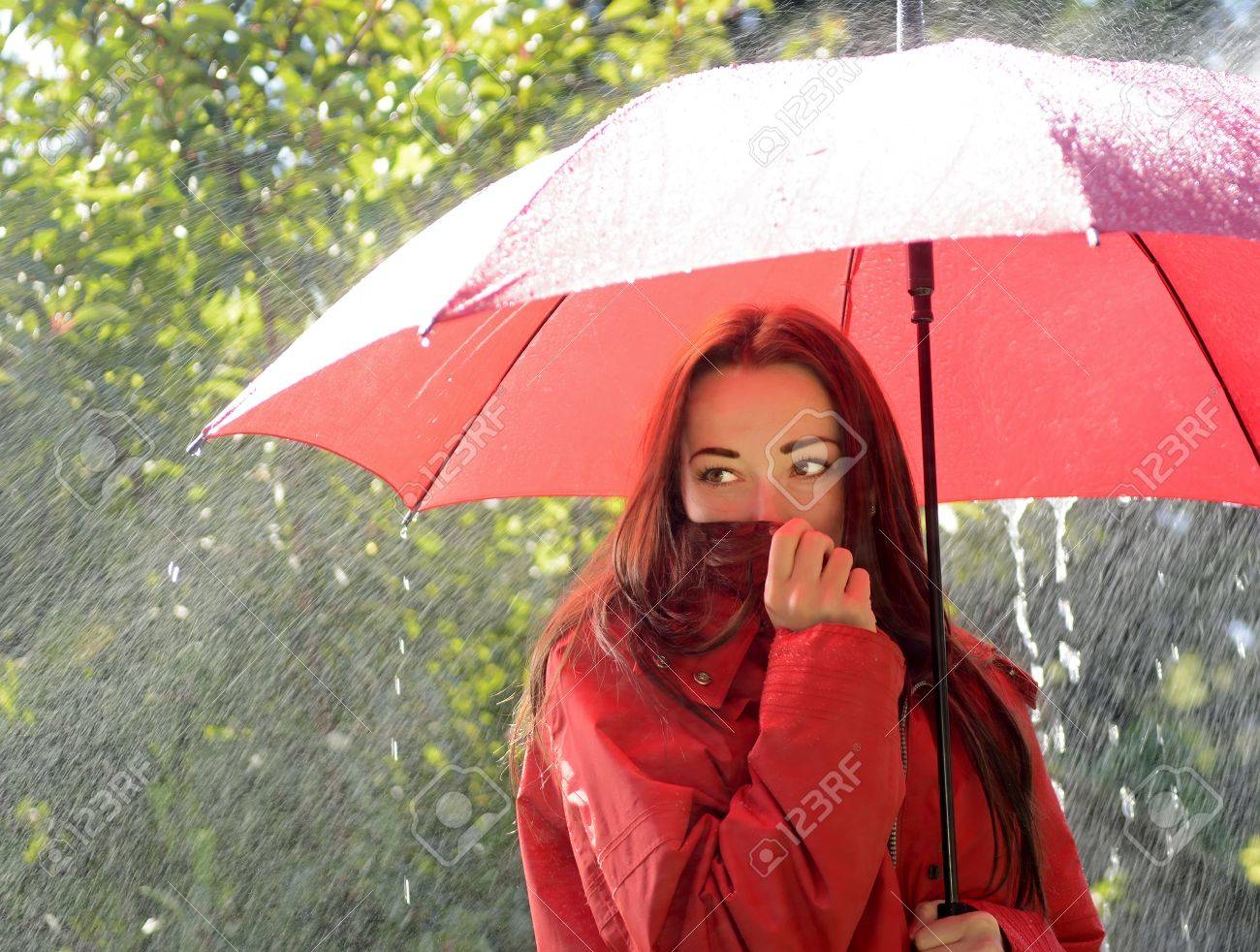 雨の中赤い傘の地位を持つ若い女性 の写真素材 画像素材 Image