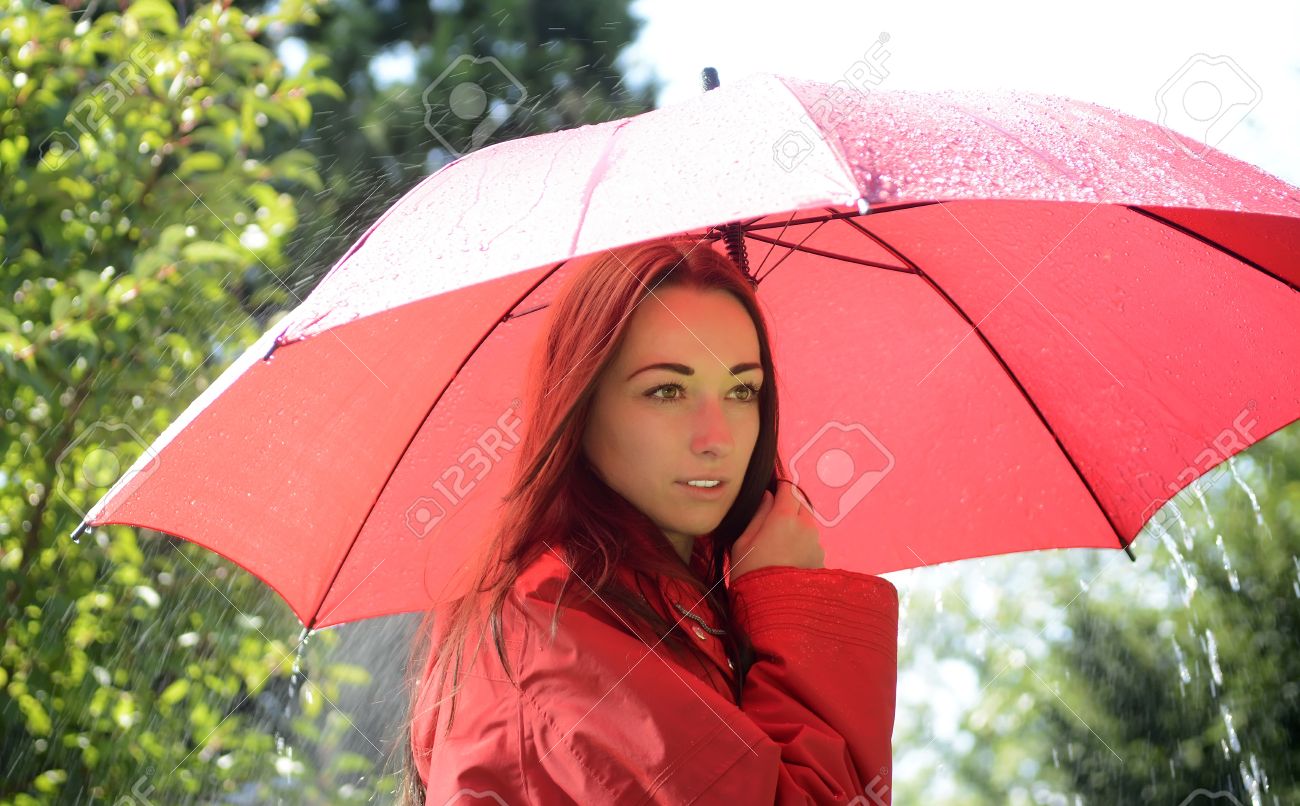 雨の中赤い傘の立っている若い女性 の写真素材 画像素材 Image