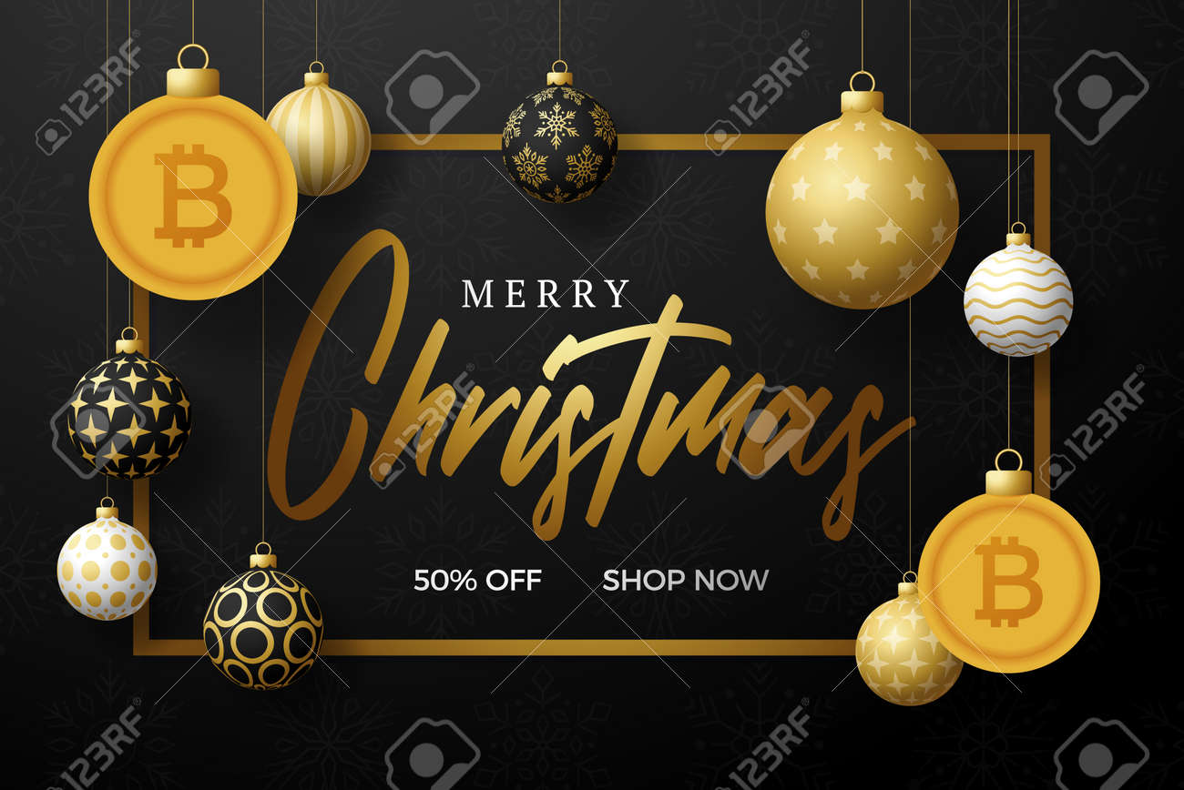 메리 크리스마스 골드 비트코인 기호 배너입니다. 인사말 카드에 걸려 있는 크리스마스 값싼 물건 공으로 비트코인 기호입니다. 크리스마스,  금융, 설날, 은행, 돈에 대한 벡터 이미지 로열티 무료 사진, 그림, 이미지 그리고 스톡포토그래피. Image