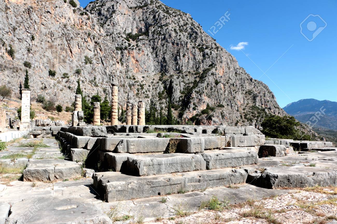 ギリシャのデルフィの古代遺跡のアポロン神殿の遺跡 Delphi は 地球の中心であると考えられていた の写真素材 画像素材 Image ギリシャのデルフィの古代遺跡のアポロン神殿の遺跡 Delphi は 地球の中心であると考えられていた の写真素材 画像素材 Image