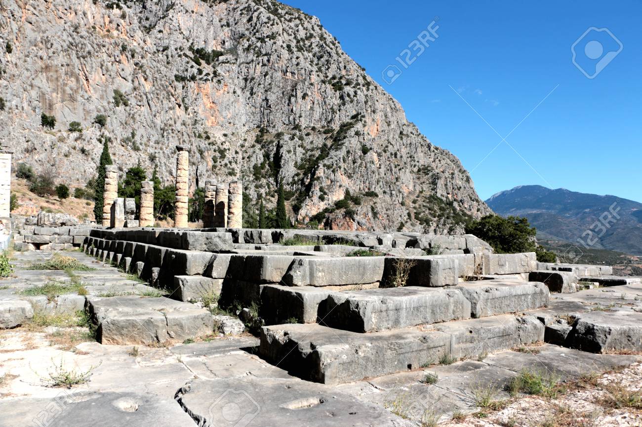 ギリシャのデルフィの古代遺跡のアポロン神殿の遺跡 Delphi は 地球の中心であると考えられていた の写真素材 画像素材 Image ギリシャのデルフィの古代遺跡のアポロン神殿の遺跡 Delphi は 地球の中心であると考えられていた の写真素材 画像素材 Image